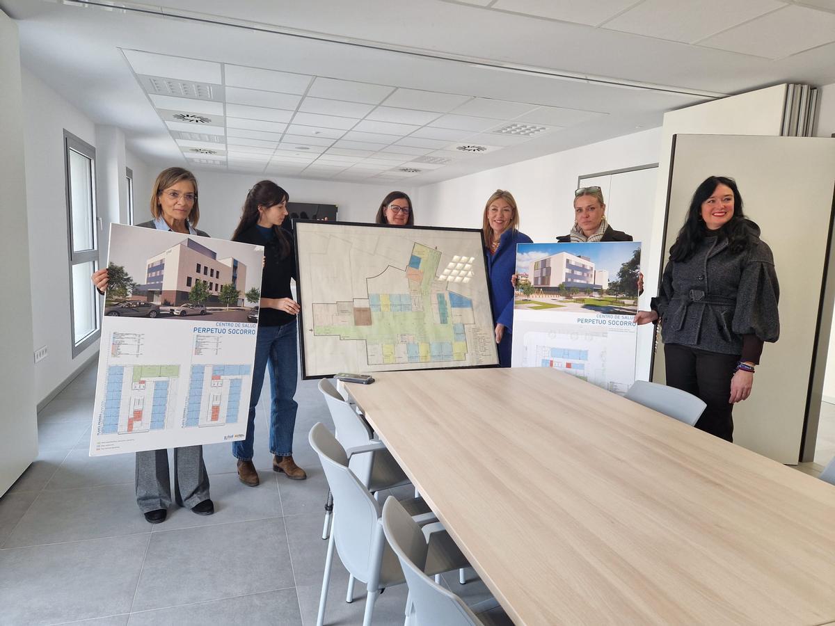 Borraz, Chueca y otras representantes del centro de salud, este lunes.