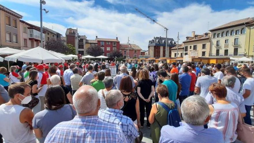 Concentración en la plaza Biscós de Jaca, ayer, para exigir a la DGA medidas ante lo últimos ataques del lobo.  | UAGA