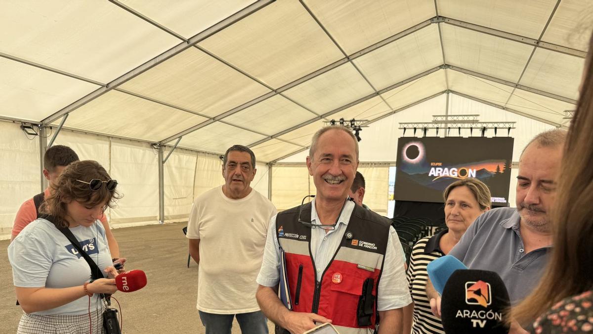 Miguel Ángel Clavero, responsable del 112, y el alcalde de Épila, Jesús Bazán, en el punto de observación oficial instalado en la localidad.