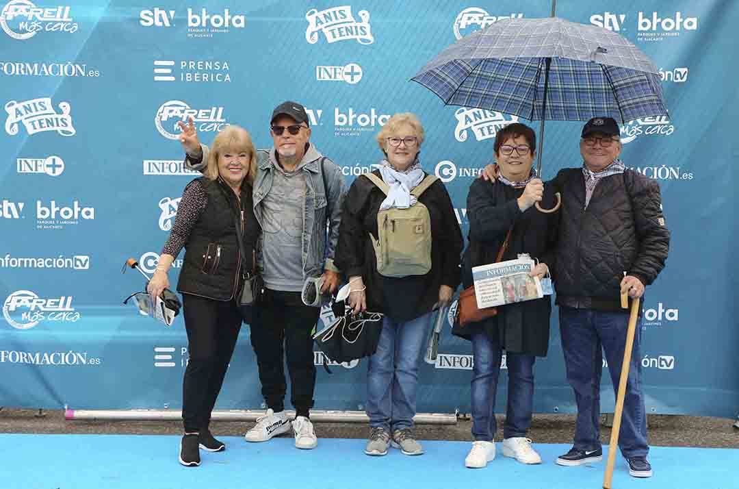 La lluvia no impide a los Romeros fotografiarse en photocall del Diario Información. Primera parte