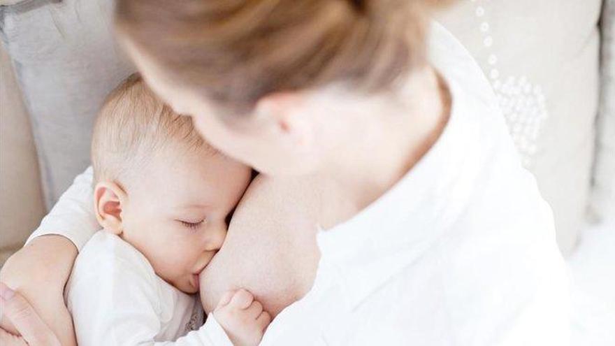 KLM la lía al pedir a las madres que se cubran al dar el pecho