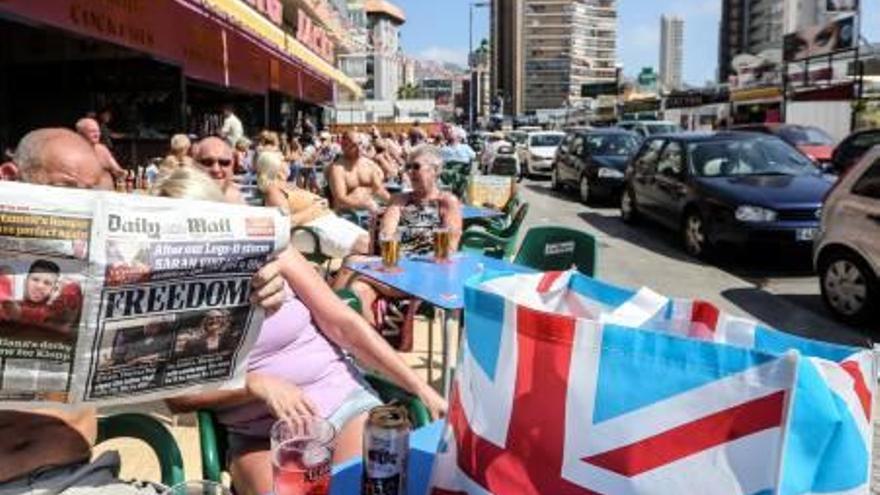 Turistas británicos en la ciudad de Benidorm.