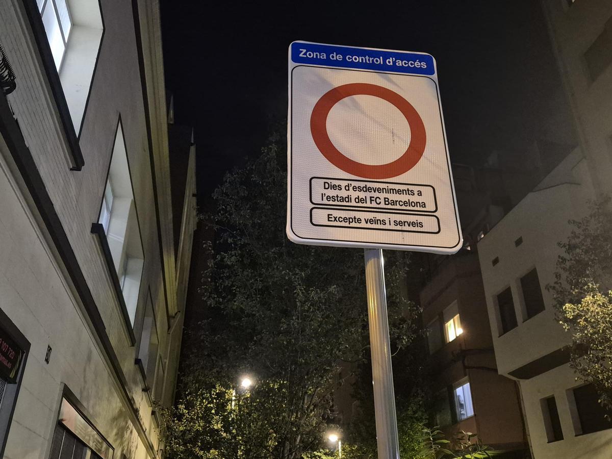 Señal que prohíbe el paso a vehículos en días de eventos en el Camp Nou, excepto para vecinos y servicios, en la calle Regent Mendieta, en Barcelona.