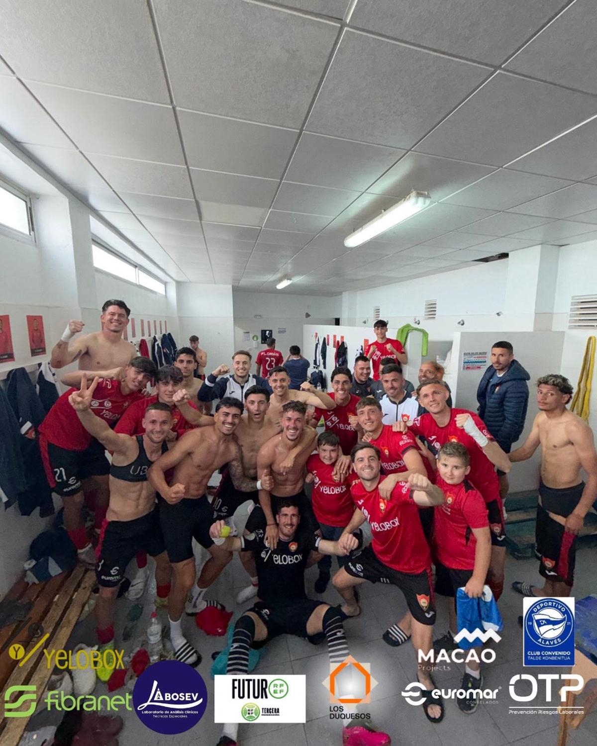 Los jugadores del Cieza celebran su último triunfo