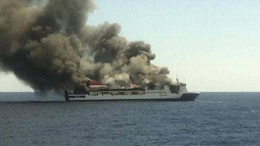 Un incendio en el barco ha sido la causa de la operación, al este de Dragonera