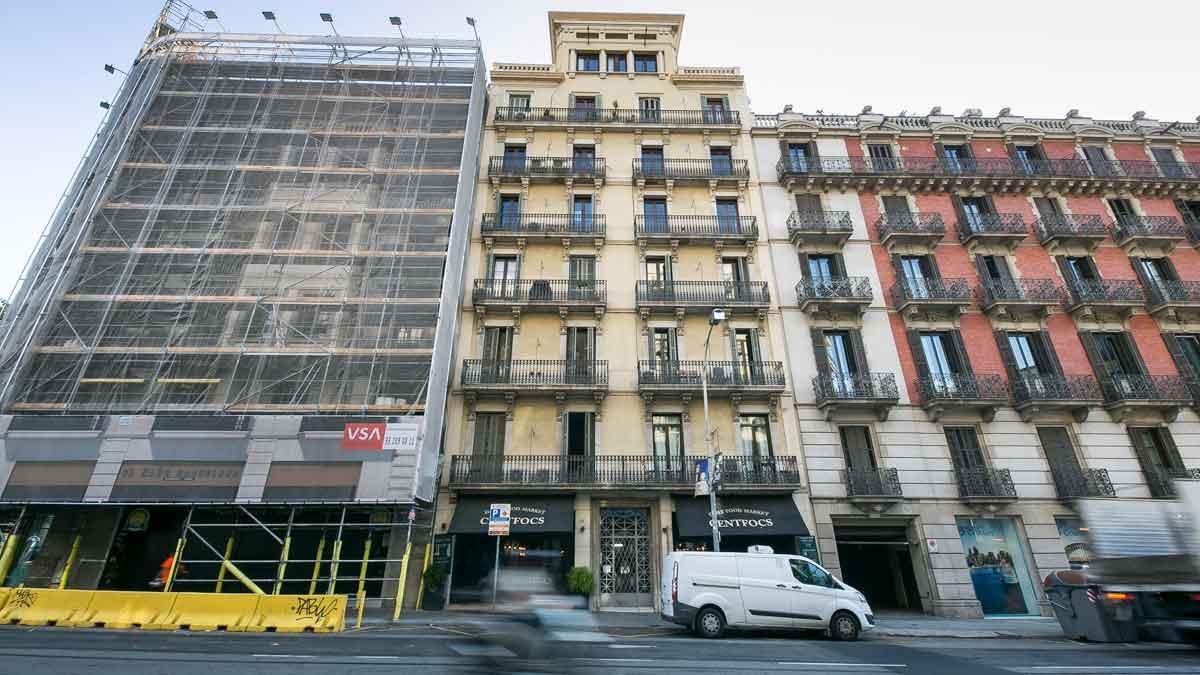 Barcelona ha comprado casi 400 pisos en 2021. Así lo explica la concejala de Vivienda del Ayuntamiento, Lucía Martín. En la foto, finca adquirida por el Ayuntamiento de Barcelona en la calle de Balmes para destinar a vivienda pública.