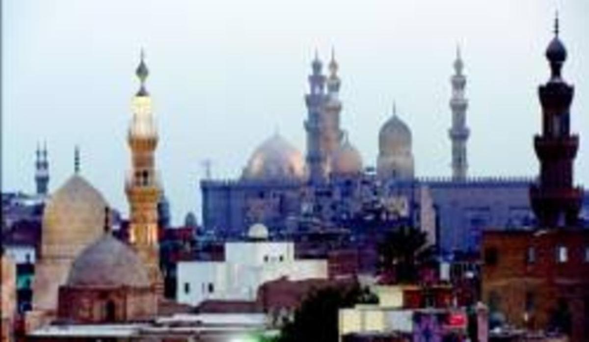 Les mesquites Vista del Caire islàmic un vespre d’estiu. Les mesquites Vista del Caire islàmic un vespre d’estiu.