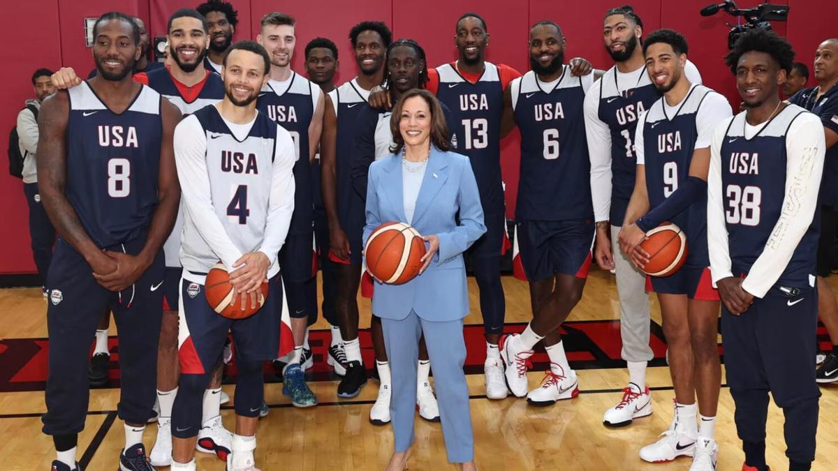 El equipo de baloncesto de EEUU, con Kamala Harris. Con el número 6, Lebron James.