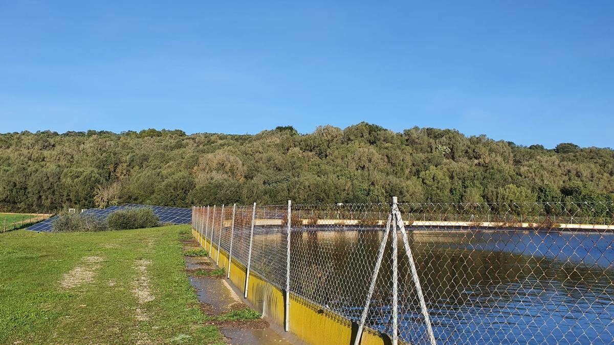 El Govern cubrirá el 10% de su consumo energético con placas flotantes en 14 balsas de riego