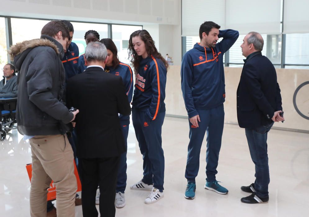 Los jugadores del Valencia Basket visitan La Fe