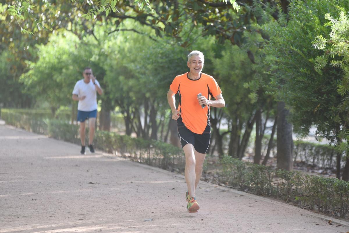 Personas realizando deporte en el circuito del Parque Cruz Conde.