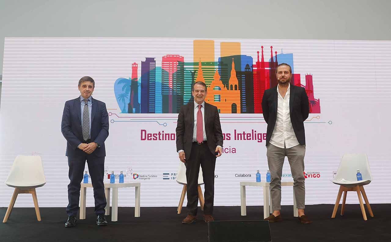 Enrique Martinez presidente e Segittur. con abel caballero y jose carneiro durante la jornada.jpg