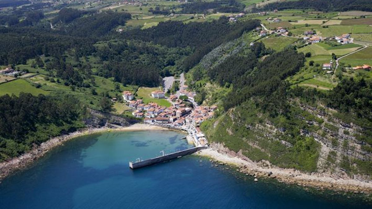 Parece Santorini, pero es Asturias: el pueblo pesquero considerado uno de los más bonitos de España