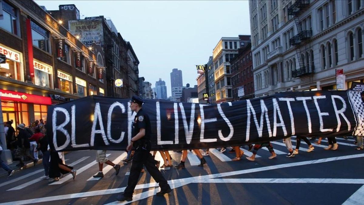 Un policía patrulla durante una protesta en apoyo del movimiento Black Lives Matter, en Nueva York.