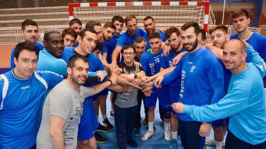 La plantilla y el cuerpo técnico del Teucro se conjuran para ganar el derbi de esta tarde. // Rafa Vázquez