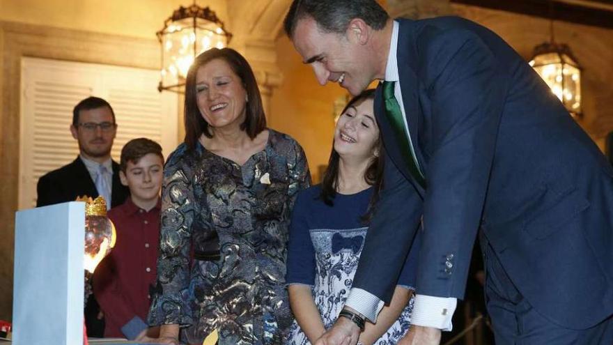 El rey Felipe VI, ayer, con la ganadora del concurso en Galicia, Naila González.