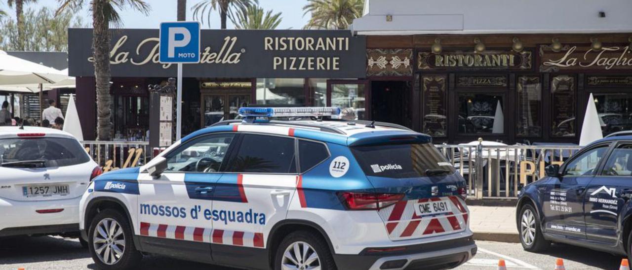 Els Mossos d’Esquadra davant del restaurant de Roses. | DAVID APARICIO