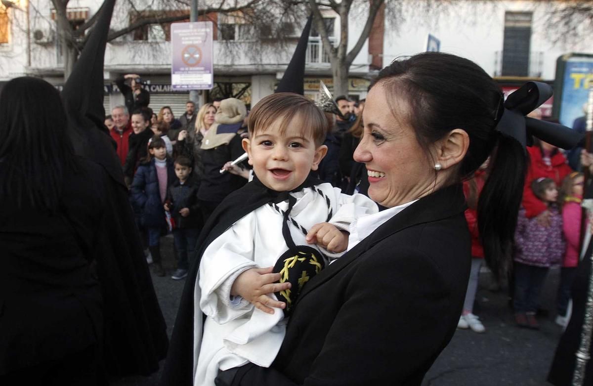 Los tres pasos de la hermandad del Amor, a su paso por Córdoba