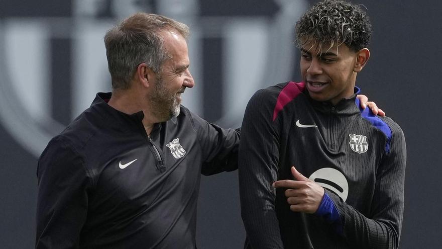 Hansi Flick charla con Lamine Yamal en el último entrenamiento previo al Barça-Osasuna en Montjuïc.