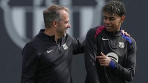 Hansi Flick charla con Lamine Yamal en el último entrenamiento previo al Barça-Osasuna en Montjuïc.