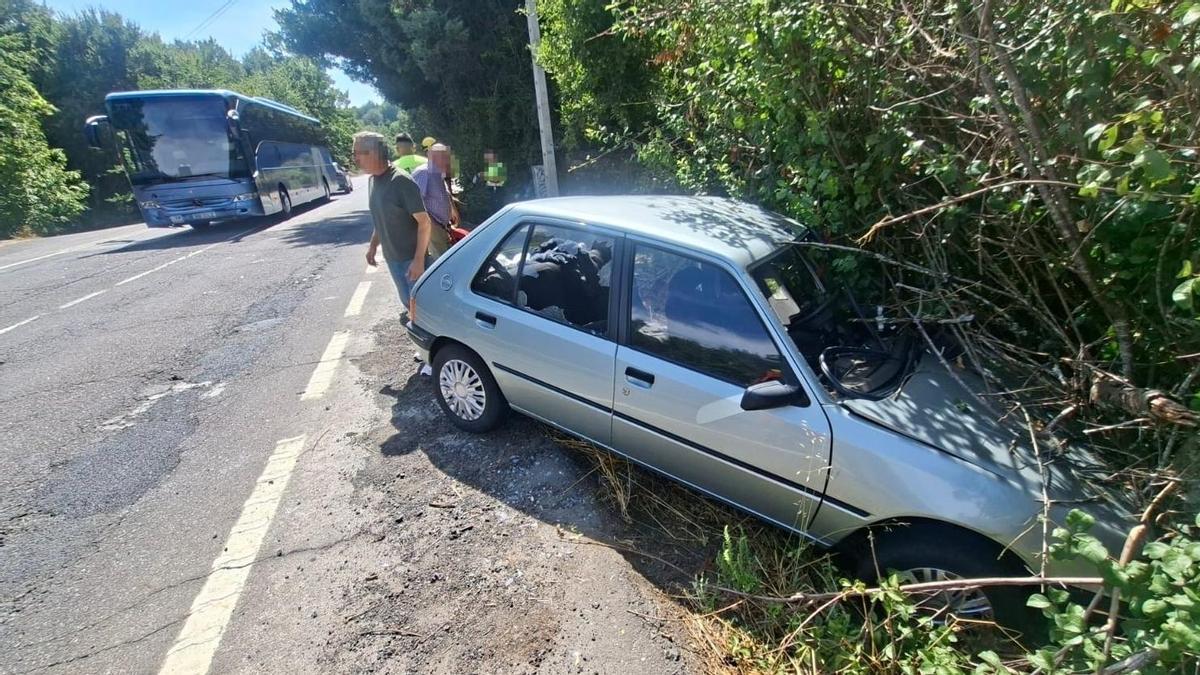 El coche, en la cuneta tras la colisión frontolateral contra el autobús (al fondo de la imagen).
