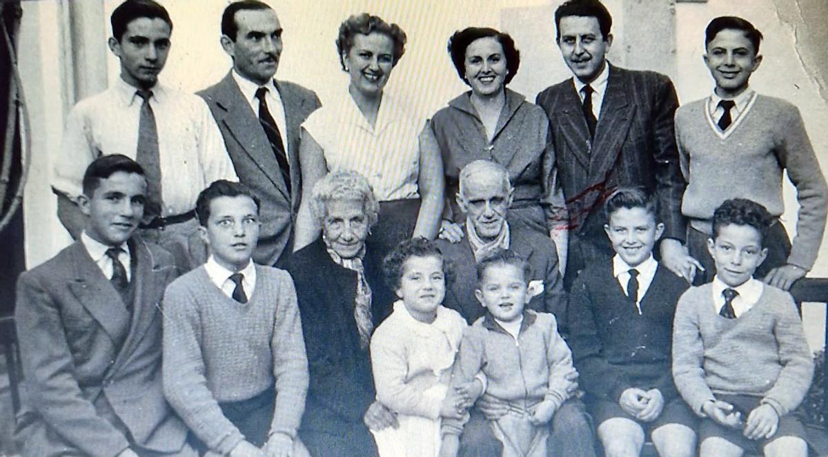 Carlos de Linares, el más pequeño, acompañado de su familia materna, padres y hermanos en Ciudad Jardín, en 1955.