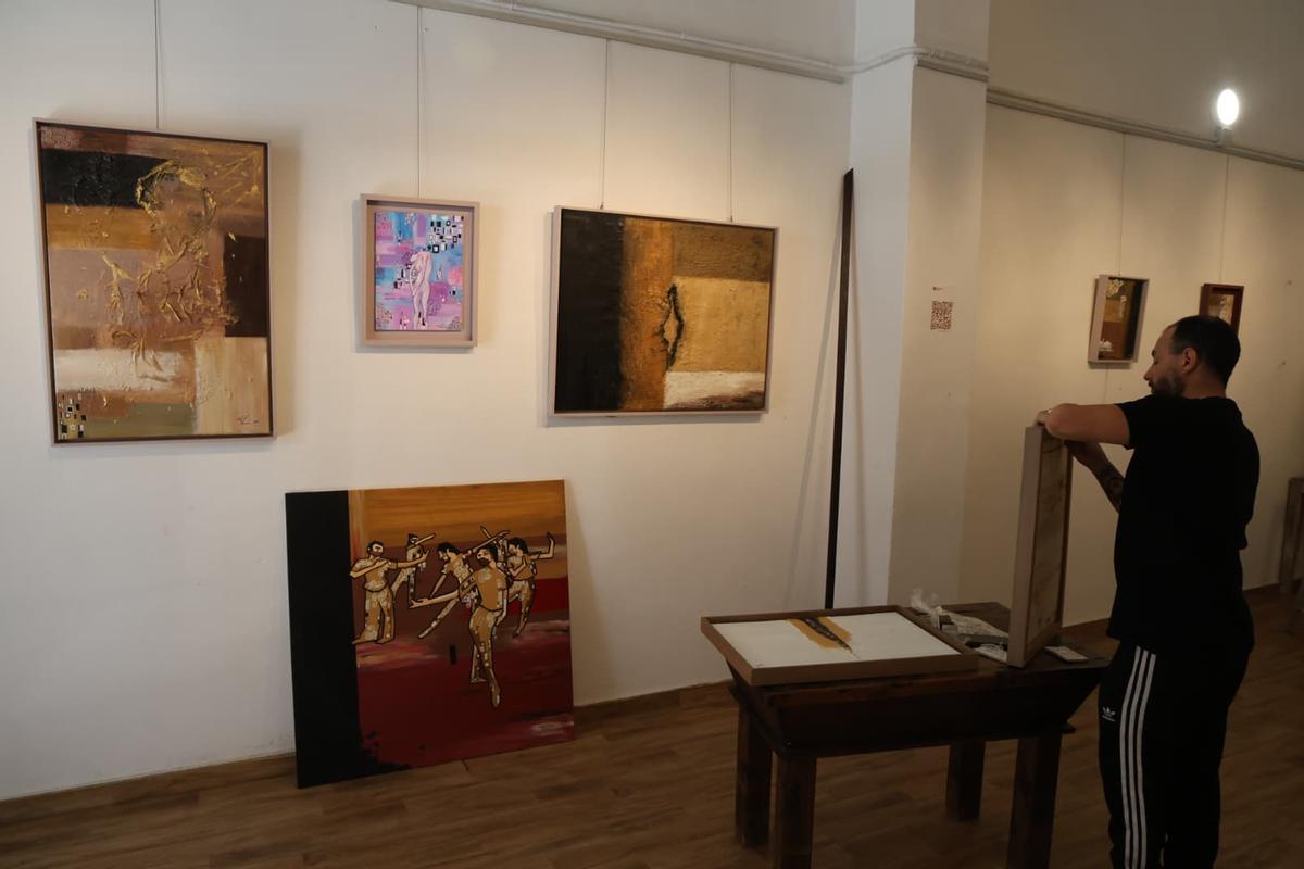 El artista Fernando Velert, durante el montaje de la exposición en la Galería La Tira de Xàtiva, este jueves.