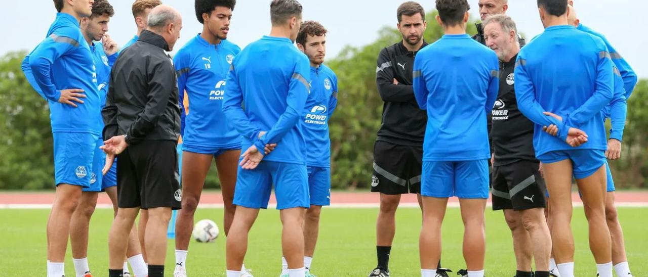 Juan Antonio Anquela, entrenador de la UD Ibiza, conversa con un grupo de jugadores del conjunto celeste durante una de sus sesiones de entrenamiento.