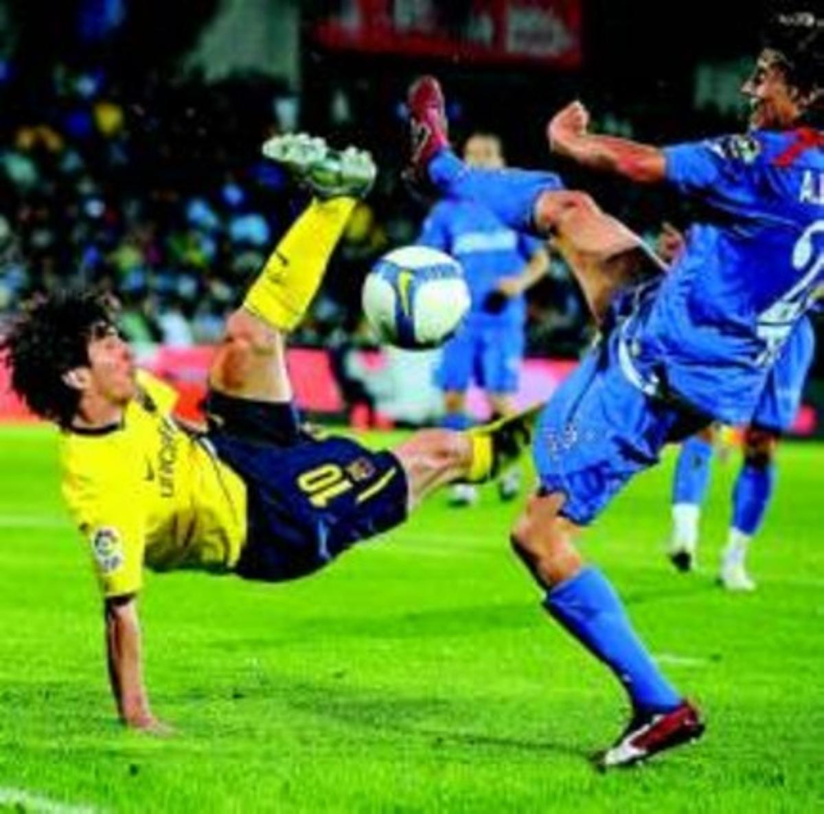 Messi prova rematar de xilena, obstaculitzat pel seu marcador, Cortés. Messi prova rematar de xilena, obstaculitzat pel seu marcador, Cortés.