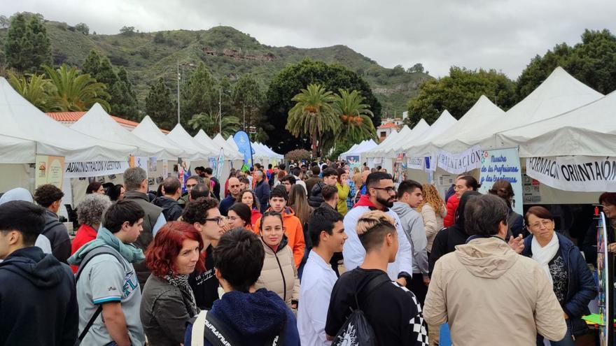 Jóvenes estudiantes, ayer, en el encuentro de las profesiones en Teror.