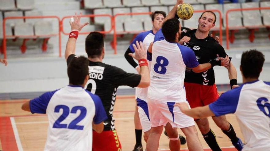 Adrián Fernández trata de jugar con Serdio ante la presión de la defensa avilesina.