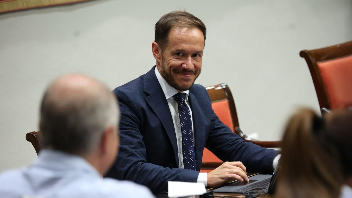 El consejero de Transición Ecológica, Mariano Zapata, en comisión parlamentaria.
