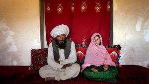 DPAI09 DAMARDA (AFGANISTÁN) 17/12/2007.- Foto cedida por UNICEF hoy, 17 de diciembre de 2007, tomada por la fotógrafa norteamericana Stepahie Sinclear, y que ha sido elegida Foto del Año por este organismo. En la imagen se muestra una boda entre un hombre de 40 años y una niña de 11 años, en Darmanda, Afganistán, el pasado 11 de septiembre de 2005. Más de 1.230 fotografías de 31 países diferentes participan en este concurso de UNICEF. EFE/STEPHANIE SINCLAIR/UNICEF SOLO USO EDITORIAL No revistas No venta. Solo para uso editorial en conexsión con la covertura del concurso de la Foto del Año de UNICEF.
