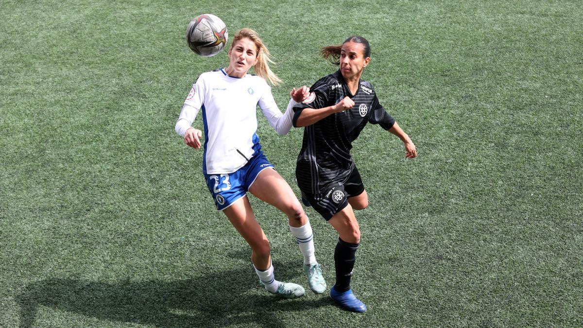 Elena Valej intenta llevarse el balón ante la presión de una jugadora del Dux Logroño.