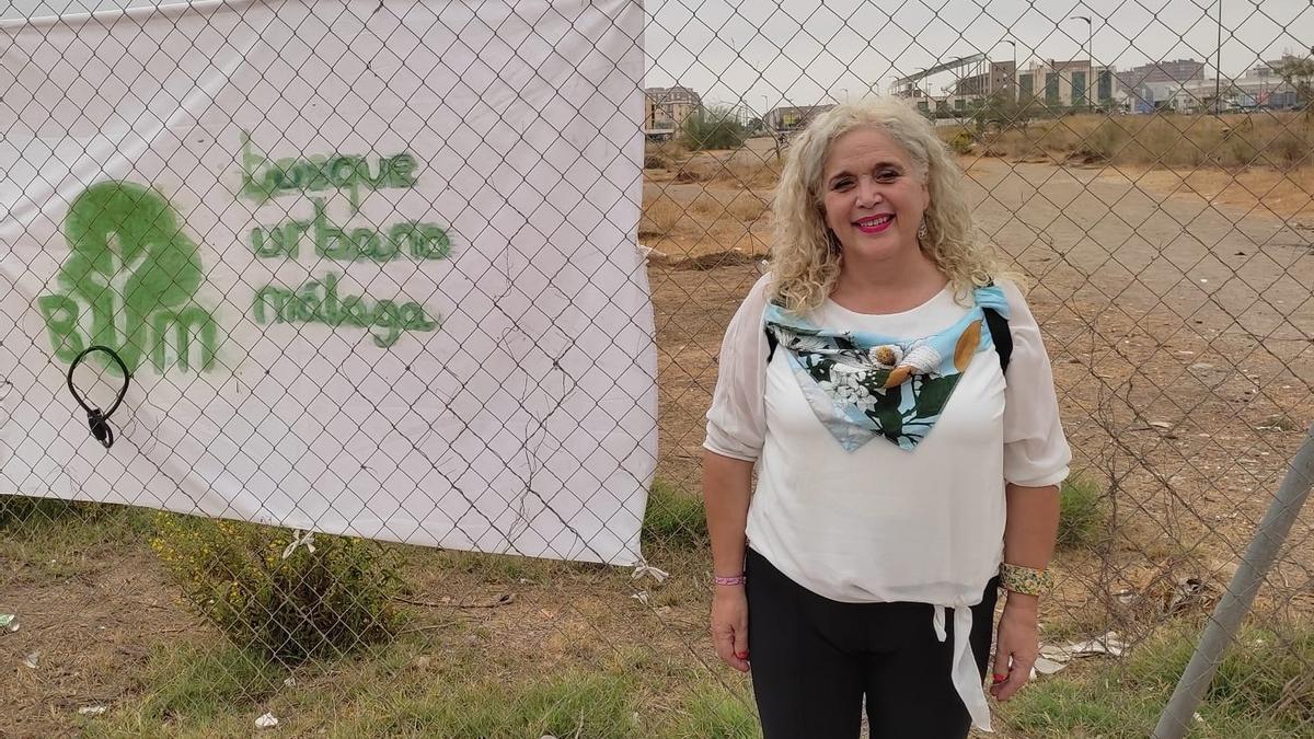 Remedios Ramos, concejala y portavoz de Unidas Podemos en el Ayuntamiento de Málaga, frente a los terrenos Repsol, en el que se construirá un futuro parque urbano