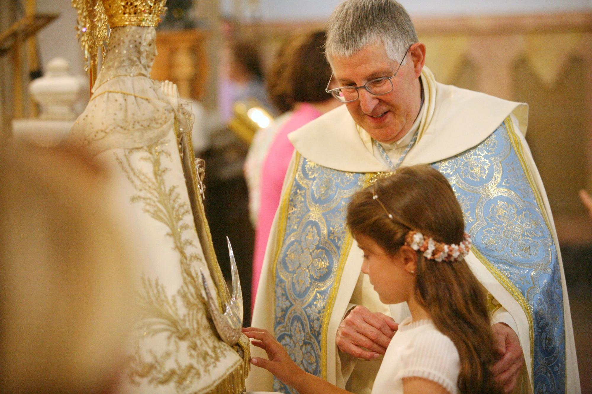 Paso por el manto de la Virgen de Lledó en Castelló