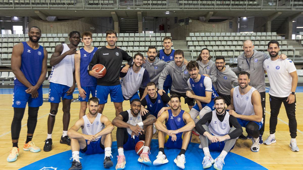 La plantilla del HLA Alicante posa en el Centro de Tecnificación antes de su viaje a Palencia.