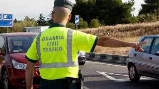 Declara en el juzgado por conducir sin carné, la 'pillan' de nuevo, escapa corriendo y acaba cayendo en un arroyo