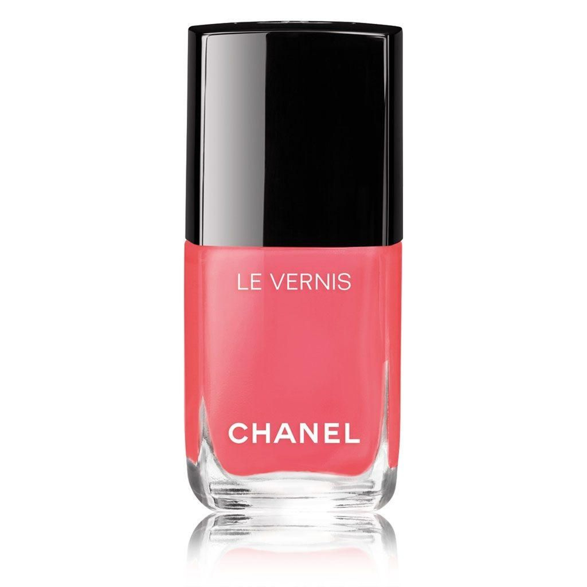 Maquillaje para amantes de los unicornios: laca de uñas coral 'Le Vernis', de Chanel