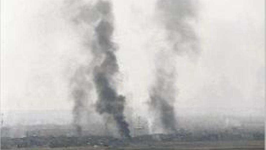 Diverses columnes de fum surten de la ciutat de Mossul.
