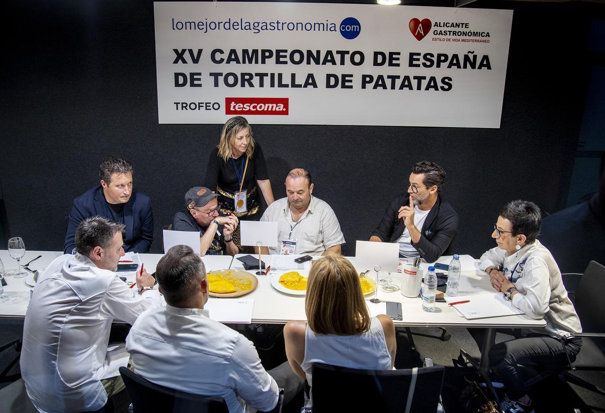 Un elenco de apasionados de la tortilla, que tendrá la difícil decisión de escoger la mejor de España.
