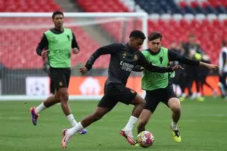 Tchouaméni, novedad en el entrenamiento del Real Madrid en Wembley