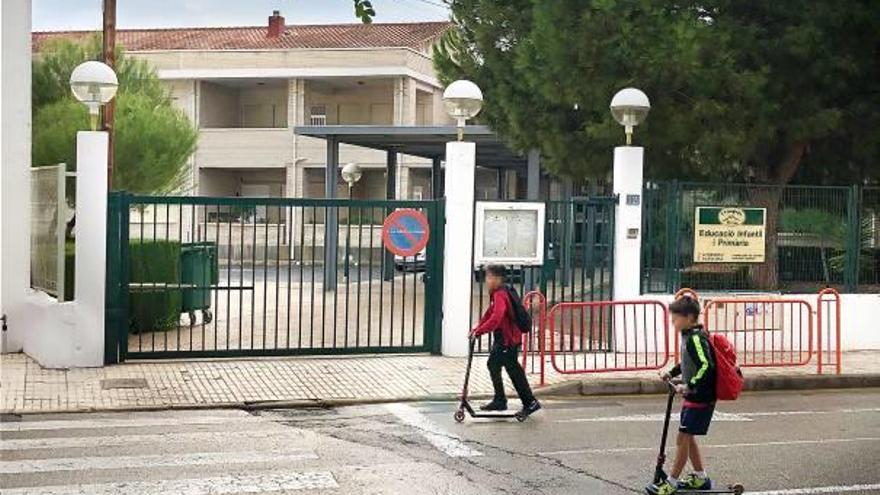 La puerta principal del colegio público Garganes de Altea.