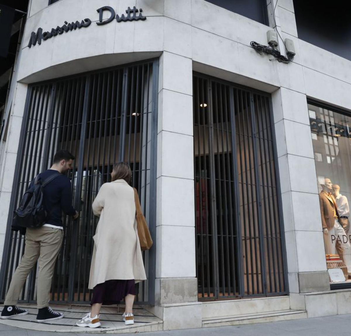 El local de Massimo Dutti, cerrado por el COVID-19.