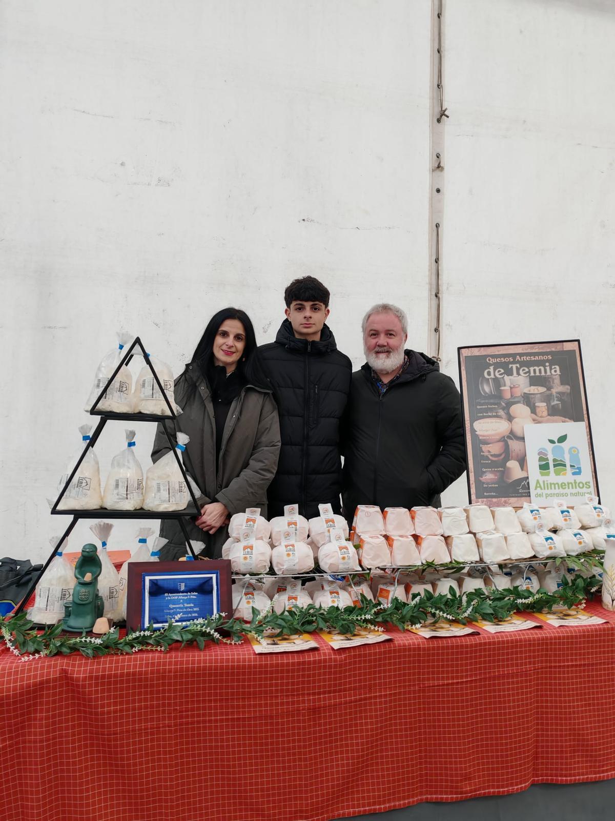 Verónica Álvarez, Lucas Sánchez y Alejandro Casielles, en el stand de la Quesería Temia.