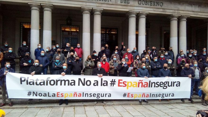 Policías nacionales de Vilagarcía protestan en la Subdelegación | CEDIDA
