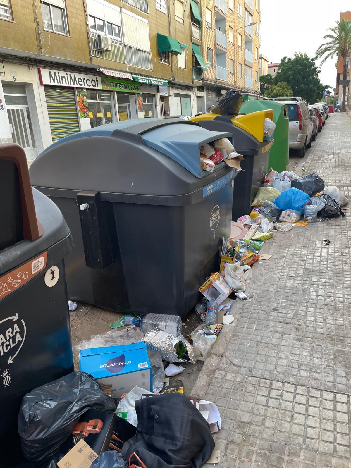 Basura en las calles de Sagunt.