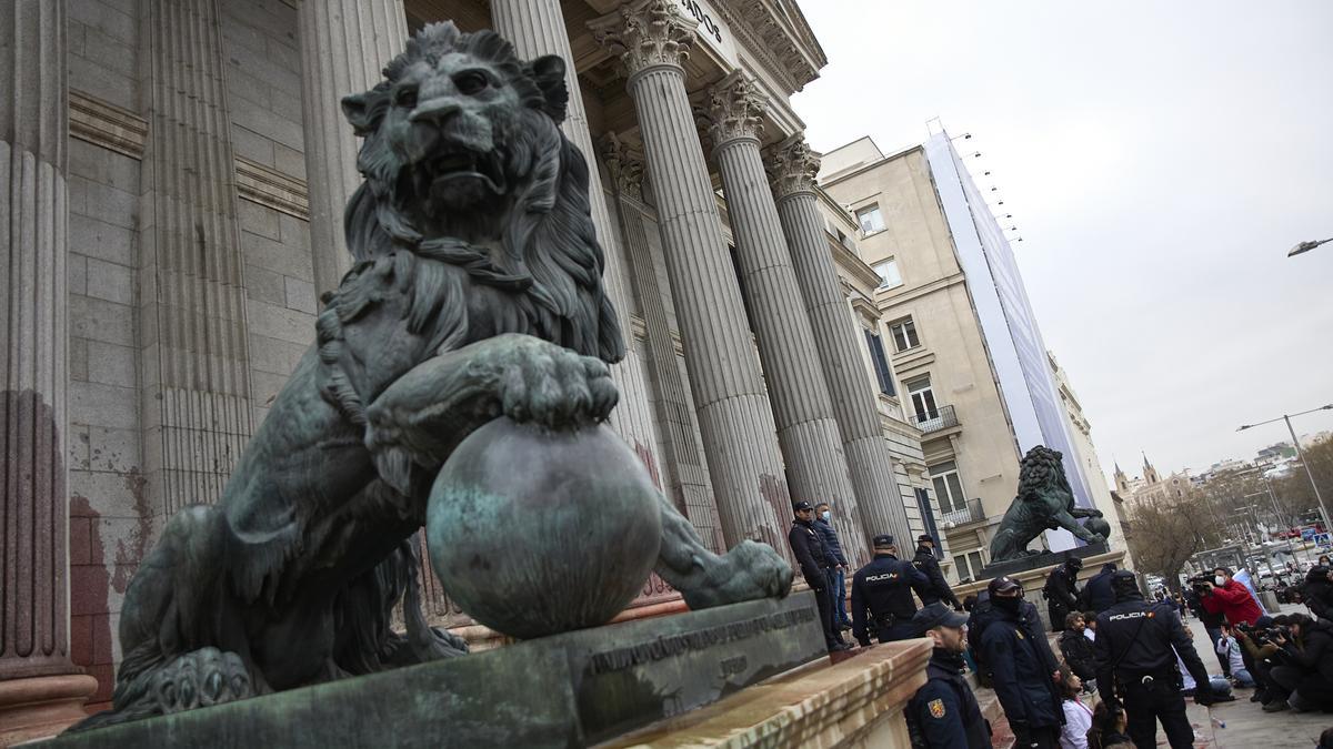 Vista dels lleons del Congrés dels Diputats