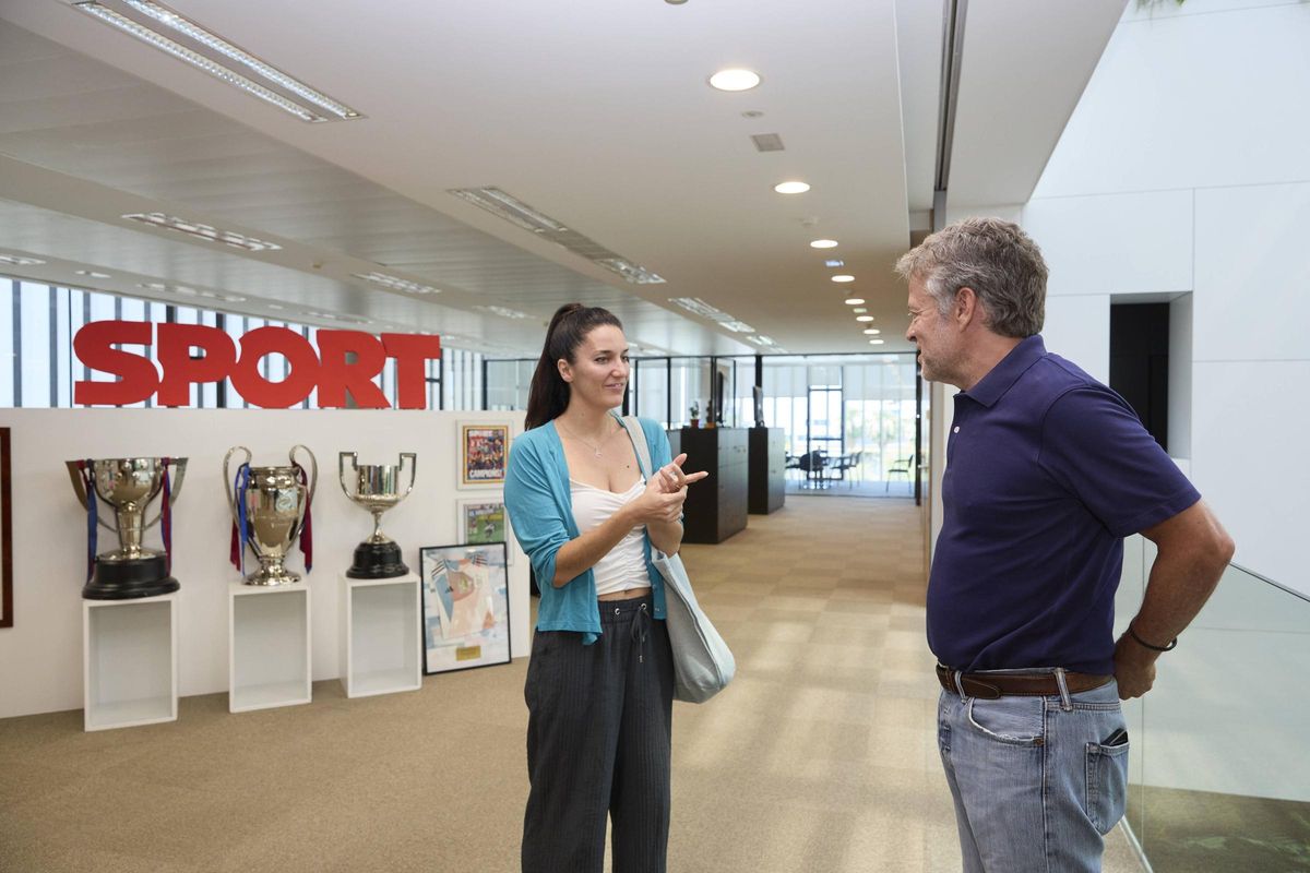 Andrea Fuentes, junto al director de SPORT, Joan Vehils
