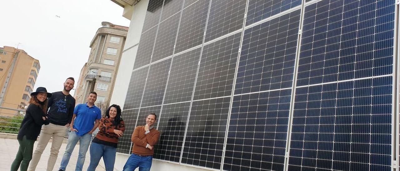 Los trabajadores de Soltec ante su nueva fachada autosuficiente.